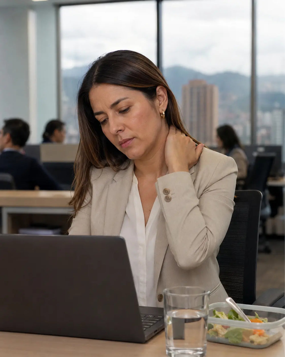 Trabajadora cuidando su vitalidad al final de la jornada