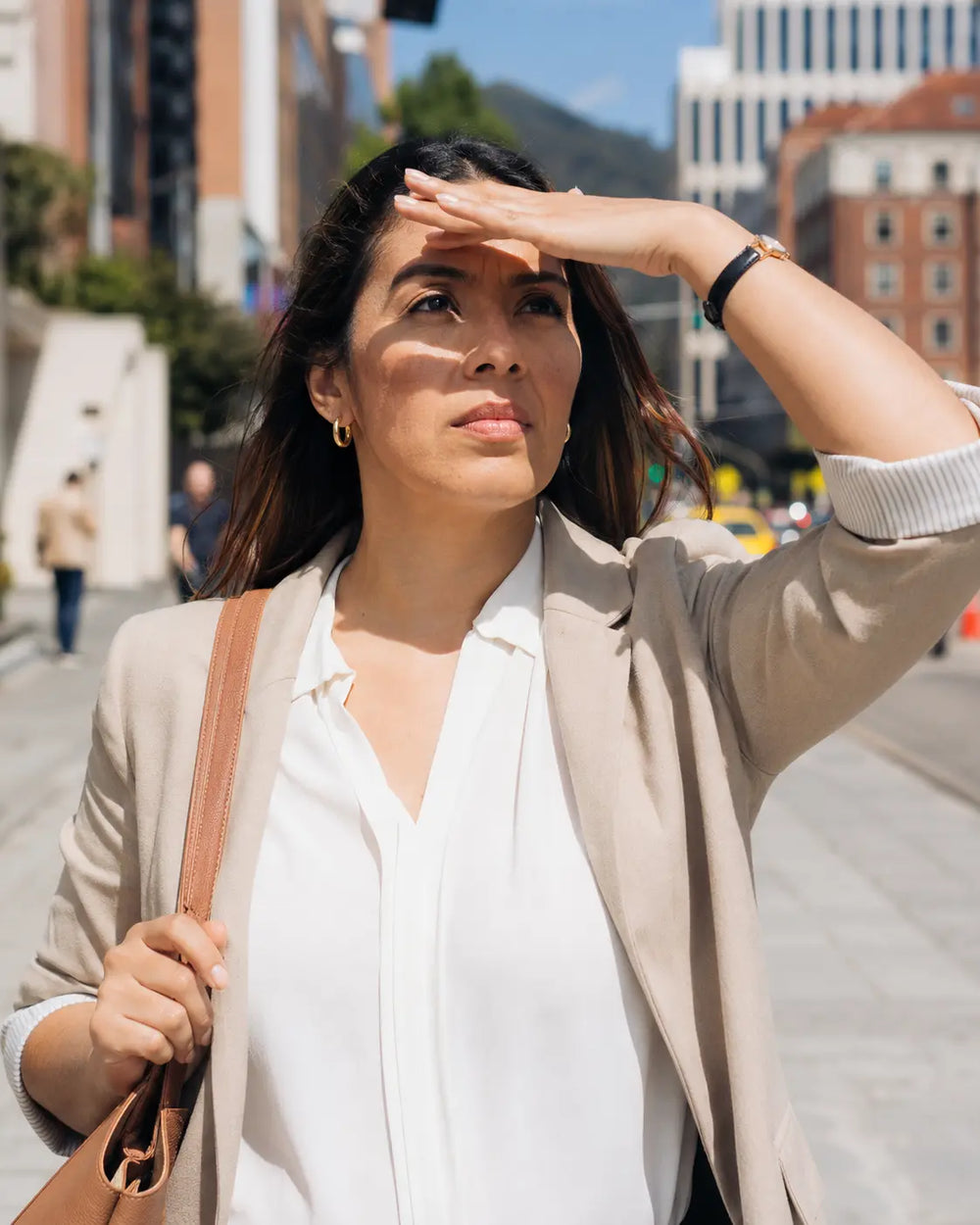 Mujer colombiana expuesta al sol directo en Bogotá