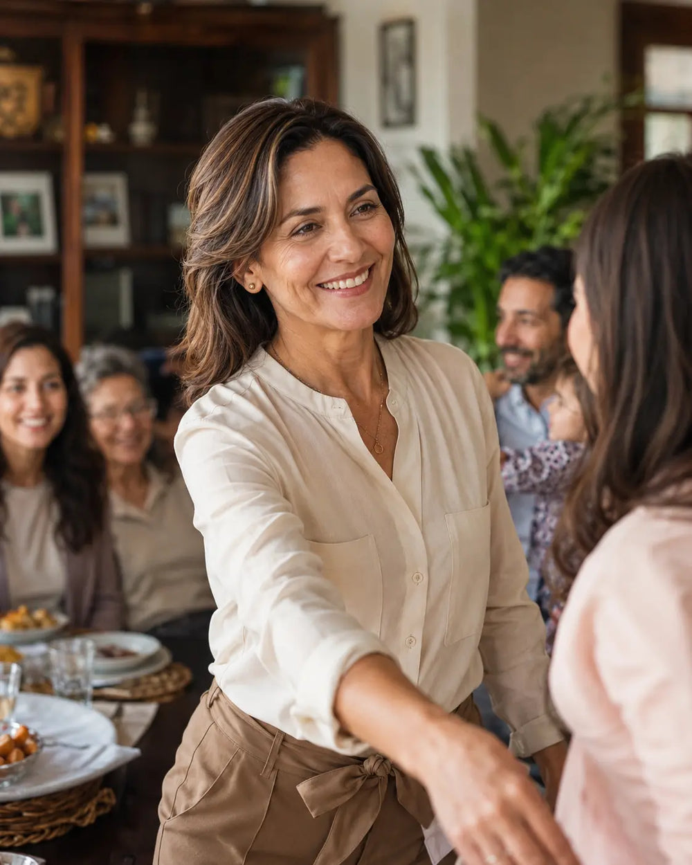 Mujer colombiana con piel bien cuidada en reunión familiar